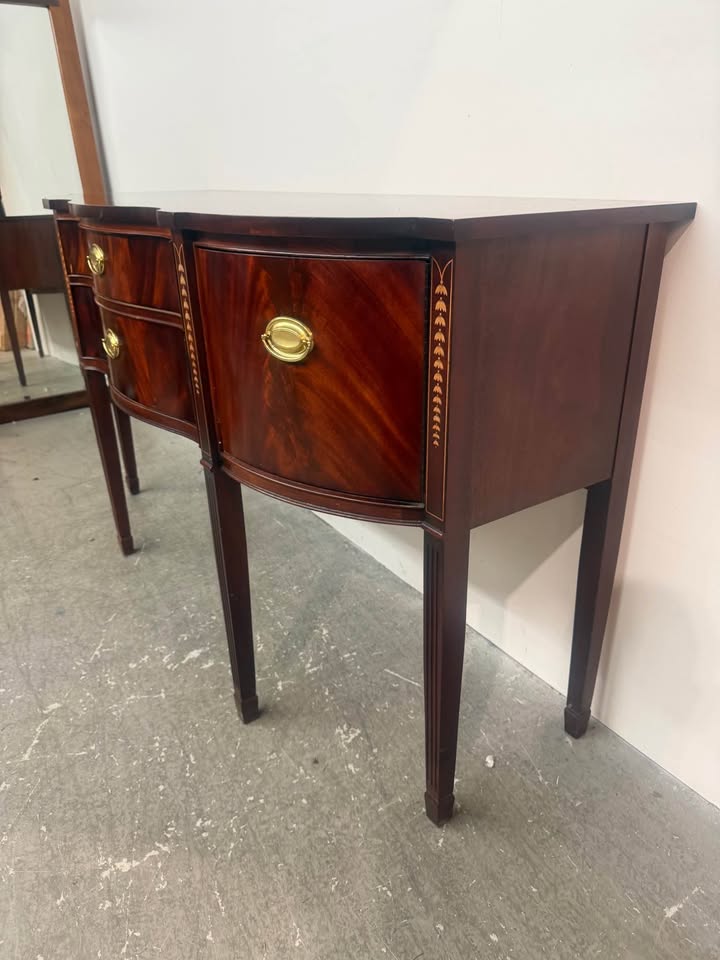 Thomasville Hepplewhite Style Serpentine Mahogany/Brass Sideboard