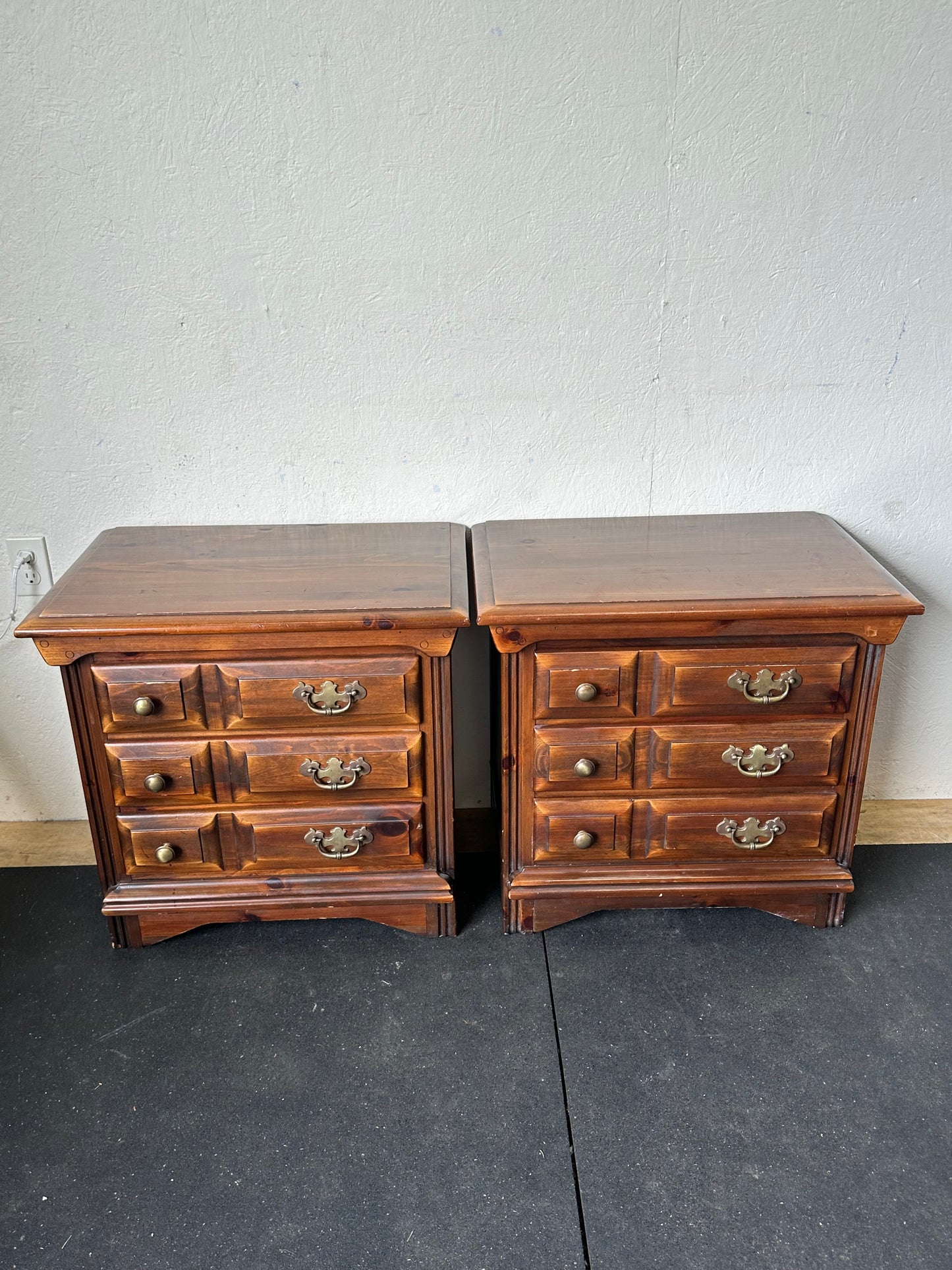 Young Hinkle Pair Solid Wood Night Stands End Tables #0464