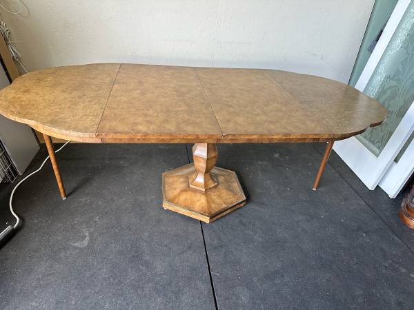 Mid 20th Century Mastercraft Hollywood Regency Scalloped-Top Burl and Brass Dining Table #0212