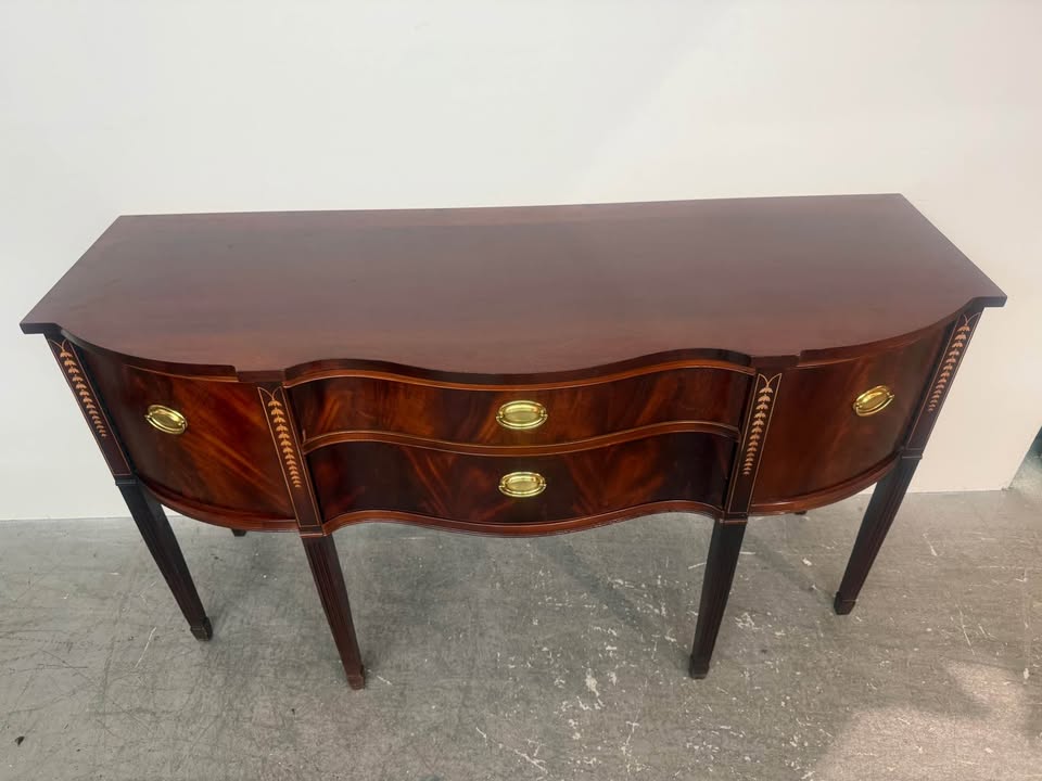 Thomasville Hepplewhite Style Serpentine Mahogany/Brass Sideboard