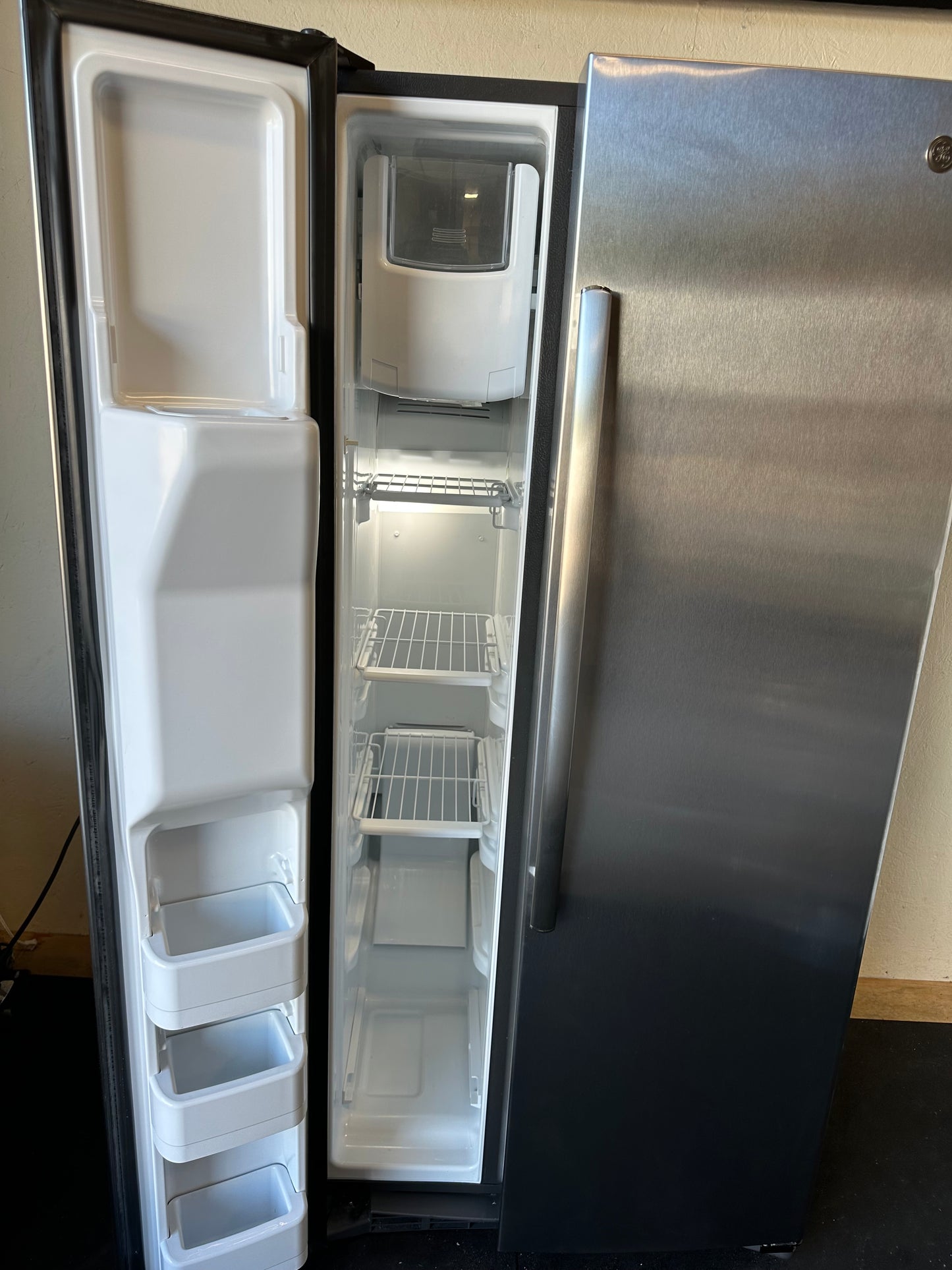 GE Stainless 33” Side-by-Side Refridgerator #0583