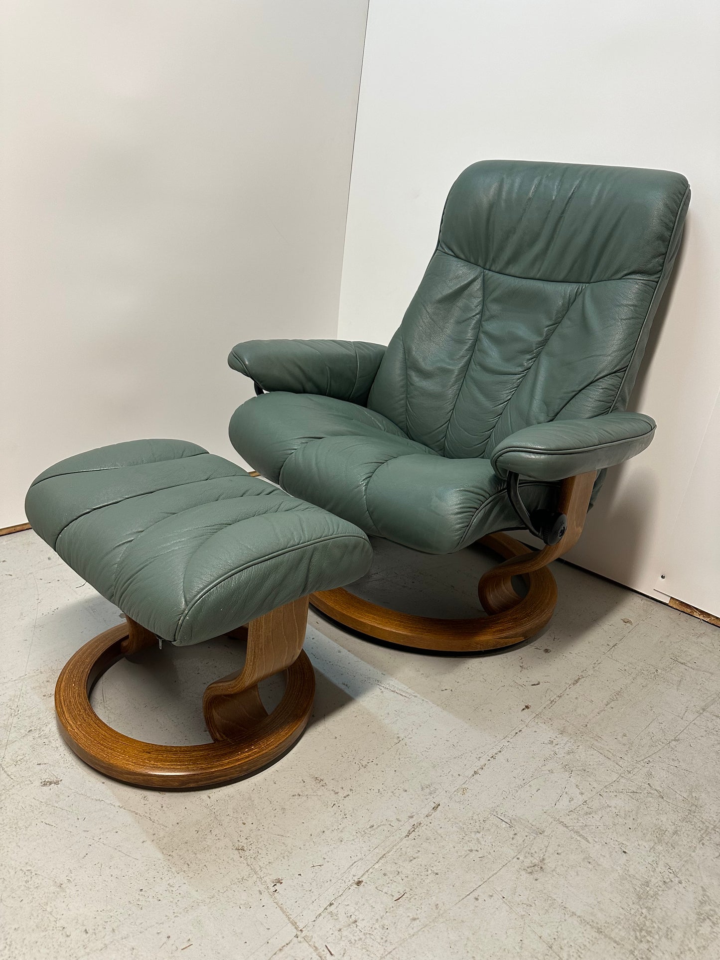 Ekornes Stressless Green Leather Recliner Chair & Ottoman #0812