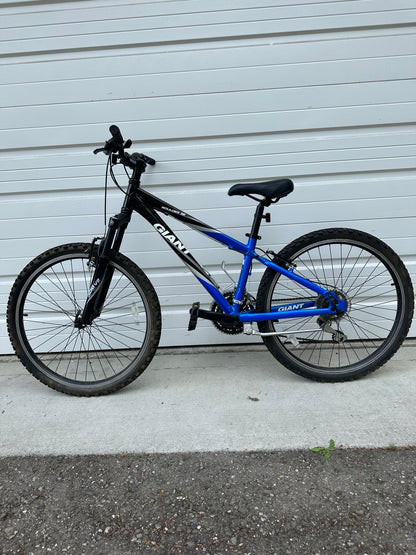 Giant Boulder SE XC 26” Aluminum Mountain Bike Black/Blue